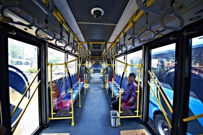Suka Duka Bertahun-tahun Numpang Bus Transjakarta