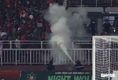 Insiden Meledaknya Balon Gas di Stadion Vietnam yang Melukai Seorang Supporter Klub Hai Phong