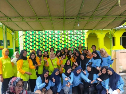 Mahasiswa KKN Mengikuti Kegiatan Pemeriksaan Jentik Nyamuk si RW 12 Bersama Para Kader Kelurahan Bangetayu Kulon