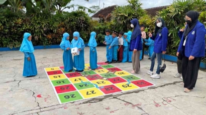 Mahasiswa KKN UM Membuat Papan Numerasi Permainan Ular Tangga untuk Meningkatkan Kemampuan Numerasi Siswa SD Islam Sunan Ampel di Dusun Mendalankulon