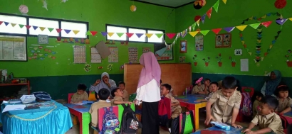 Keseruan Mahasiswi KKN IAI Syarifuddin 2022 Saat Mengajar di TK Dharma Wanita Kaliuling