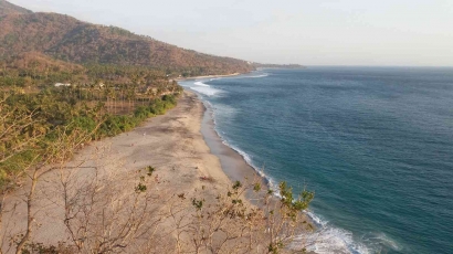 Memotret Kemolekan Lekuk Pantai Pulau Lombok