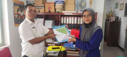 Mahasiswa KKN Universitas Negeri Malang Tahun 2022 Membantu Pembuatan RAB Jalan Rabat Beton Desa Donomulyo