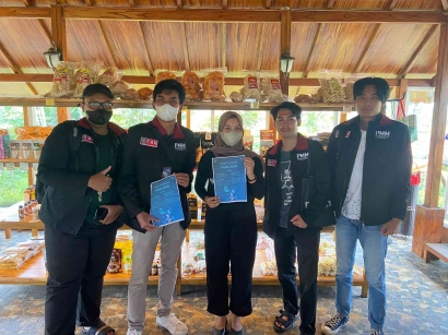 Mahasiswa UMM Sosialisasi Digitalisasi Marketing pada NK Cafe untuk Promosikan Produk Unggulan UMKM Desa Ampeldento