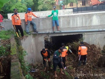 Cegah Banjir, Senkom Rescue Sukoharjo Bersama Warga Kemasan Bersih-Bersih Saluran Air
