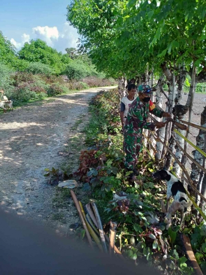 Selalu Hadir untuk Masyarakat, Babinsa Membantu Warga Perbaikan Pagar di Desa Binaan