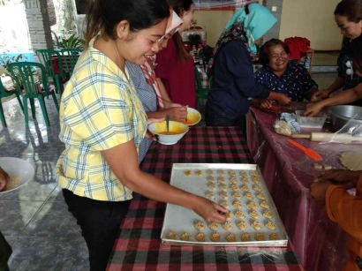 Mahasiswa KPL UM Ikut Kegiatan Monitoring Pelatihan Kue Kering dan Kecantikan Rambut yang Dilaksanakan oleh Dinas Sosial Kota Blitar