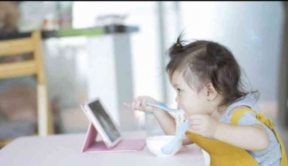 Bahaya Kebiasaan Memberikan Handphone Saat Anak Makan