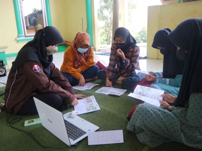 PHP2D HIMAGRIN FPTK UPI Adakan Pelatihan Desain Kemasan dan Pemasaran Berbasis Digital Untuk Pemuda Kampung Pasirhuni, Desa Ancolmekar, Bandung