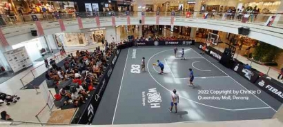 Bertanding Basket di Queensbay Mall, Berdampingan dengan Butik Mewah Internasional