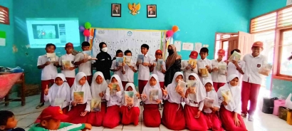 Pelepasan Mahasiswa Kampus Mengajar Angkatan 2 Melalui Pertunjukan Kreativitas Siswa di SDN 1 Waledasem, Cirebon