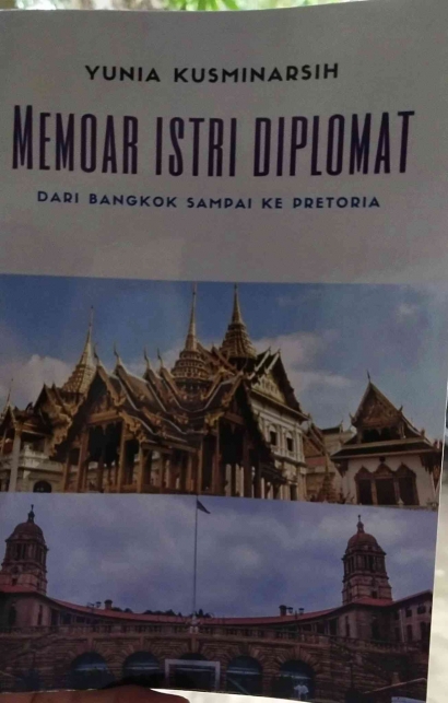Resensi Buku Memoar Istri Diplomat (Dari Bangkok sampai Petroria) Karya Yunia Kusminarsih