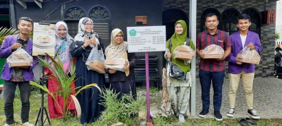 Tim PKM Politeknik Negeri Medan Lakukan Pengabdian Masyarakat pada Usaha Kuliner Khas Melayu Medan Mumubutikue