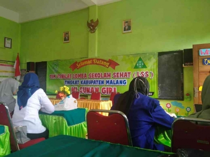 Menuju Sekolah Sehat, MI Sunan Giri Desa Wonokerso, Kecamatan Pakisaji Lakukan Kerja Bakti hingga Pemasangan Poster PHBS