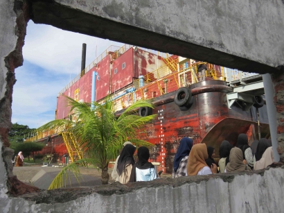 Kapal Raksasa 2600 Ton Itu Terdampar di Tengah Kampung Wisataku, Datang dan Buktikan Sendiri!