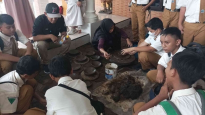 Tim Mahasiswa dan Dosen UM Pelaksana Pengabdian kepada Masyarakat 2022: Pendampingan Eduwisata Kampung Gerabah dan Kampung Seni