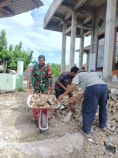 Babinsa Serda Santana La Adu Anggota Koramil 1627-03/Batutua, Gotong Royong Adakan Karya Bakti di Kampung Pancasila