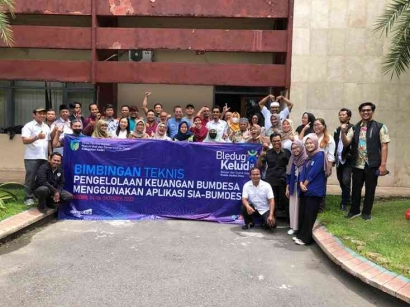 DPMPD Kabupaten Kediri bersama Mahasiswa Magang Universitas Negeri Malang Melakukan Kegiatan Bimbingan Teknis Aplikasi Sia-BUMDesa