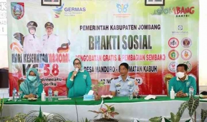 Bupati Jombang Menyerahkan Sembako Gratis Saat Peringatan Hari Kesehatan Nasional