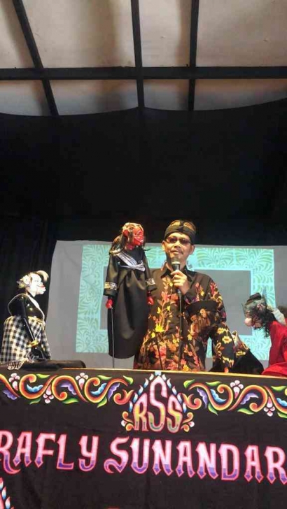 Pengenalan Seni Teater Wayang Golek: Padepokan Seni Girihardja, Kampung Jelekong
