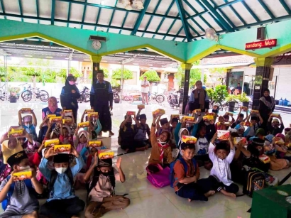 Mahasiswa KKN Regulasi 79 Posko 03 UIN Walisongo Semarang Berbagi Kebahagian di Jumat Bersama DT Peduli Semarang