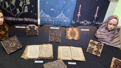 Iluminasi Manuskrip pada Produk dan Kain Minangkabau yang Bermotif Batik
