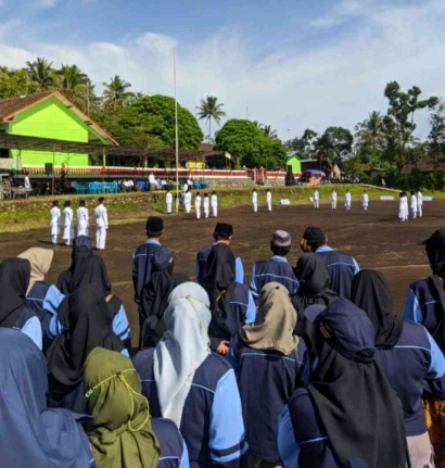 KKN UIN Walisongo Semarang Berpartisipasi Mensukseskan Pawai Karnaval Dalam Peringatan Hari Santri Nasional Se-Kecamatan Tengaran Tahun 2022