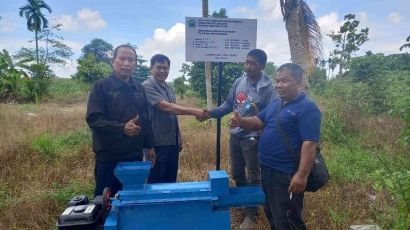 Tim Pengabdian Politeknik Negeri Medan Memberi Bantuan Mesin Pemipil Jagung