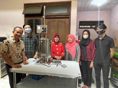 PKUM Tim UNDIP, Penerapan Efisiensi Produksi dengan Stuffing Machine di UMKM Tahu Bakso Baginda Raja, Ungaran