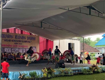 Pegelaran Seni dan Bazar UMKM bersama Mahasiswa KKNT MBKM UPN Veteran Jawa Timur Kecamatan Bareng