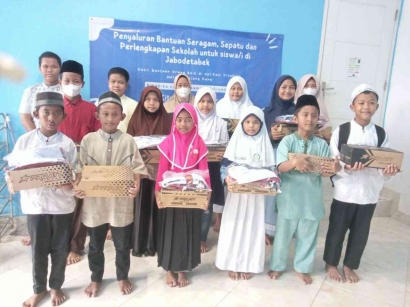Kepedulian LAZ Al Azhar dan Kitabisa.com, Bagikan Paket Seragam Sekolah untuk Pendidikan Yatim di Jabodetabek