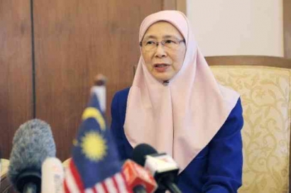 Dengan Cinta dan Kesetiaan, Wan Azizah Wan Ismail Menghantarkan Suaminya, Anwar Ibrahim Menjadi PM Malaysia