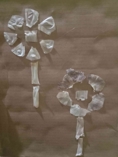 Membuat Kolase Bunga dari Kulit Bawang Putih