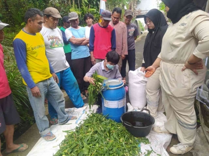 Mahasiswa KKN UNS Memberikan Pelatihan Pembuatan Pakan Probiotik Ternak di Dusun Tanen