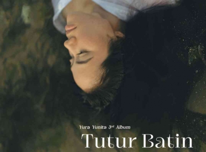 Rayakan Satu Tahun Album Tutur Batin, Yura Yunita Menghapus Make Up di Atas Panggung