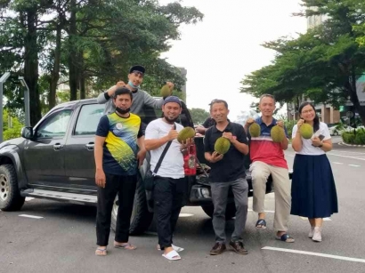 Keseruan Orang Indonesia Pesta Duren di Malaysia