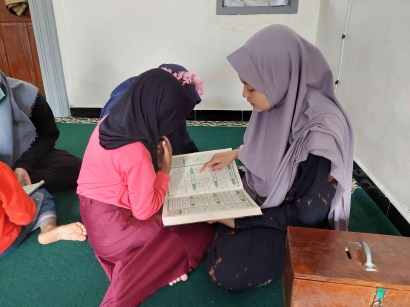 Pendampingan Bimbingan Belajar Al-Qur'an di Masjid Al-Ikhlas Dusun Krapyak Desa Botoputih oleh Tim Pengabdian UM