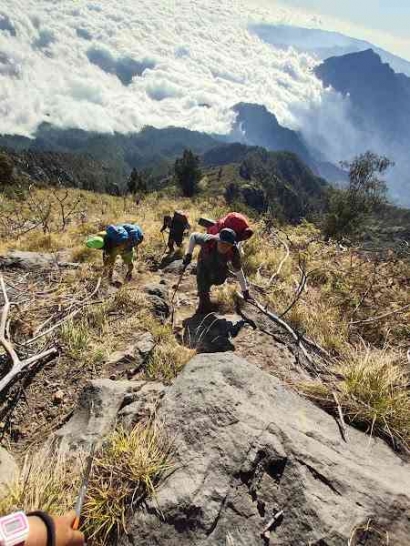 Gunung Agung, 3.142 mdpl, Bali: Badanmu Mungkin Bisa Berkeliaran Namun Jiwamu Tertancap di Sana