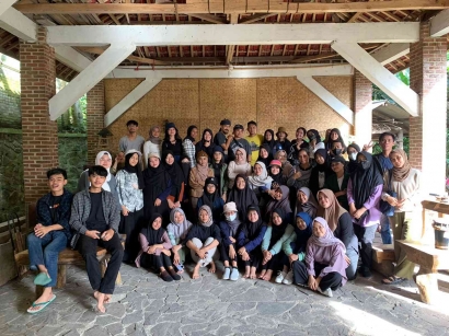 Kunjungan Mahasiswa PMM ke  Kampung Adat Cirendeu
