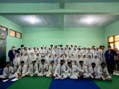 Projek Pengabdian Mahasiswa Universitas Negeri Malang: Penyuluhan Perilaku Hidup Bersih dan Sehat kepada Siswa-siswi SMA PGRI Kepanjen
