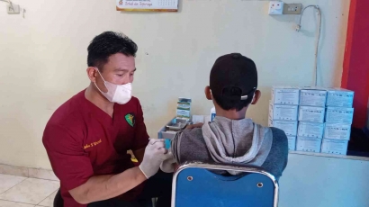 Dokkes Polres Lubuklinggau Tetap Melayani Vaksin Bahkan di Hari Libur