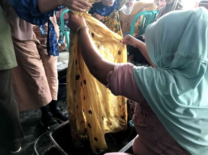 Kenalkan Pewarna Batik Alami, Pengrajin Batik di Desa Sumberpakem Antusias Ikuti Kegiatan Promahadesa IAAS LC UNEJ