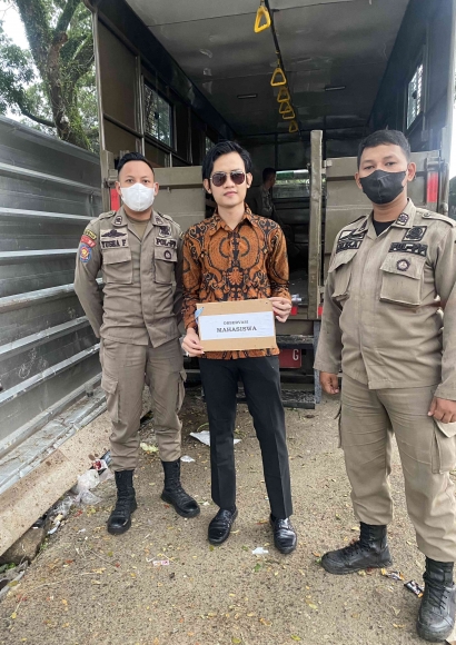Kajian Aspek Sosiologi Hukum terhadap Satpol PP dalam menertibkan Pedagang Kaki Lima di DKI Jakarta