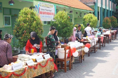 Tingkatkan Semangat Berwirausaha di Kalangan Muda, KKN Sidoarjo 5 Unesa Gelar Bazar di MTs Nurus Syafi'i