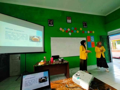 Tim Mahasiswa KKN Unnes GIAT 3 Desa Purwojiwo Lakukan Upaya Daur Limbah dengan Sosialisasi Pembuatan Sabun dari Minyak Jelantah