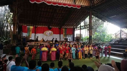 Mempelajari Kebudayaan Lokal Bandung dengan Menonton Pertunjukan Angklung di Saung Angklung Udjo