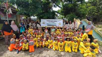 Mahasiswa Unnes Giat 3 Desa Kasreman Adakan Pawai Bersama Tk Hamong Putro Menggunakan Kostum dari Sampah Plastik