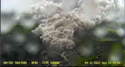 Gunung Semeru Kembali Erupsi Tepat Satu Tahun Bencana Erupsi Silam