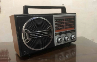 Radio, Nasibmu Kini Tak Semerdu Suaramu