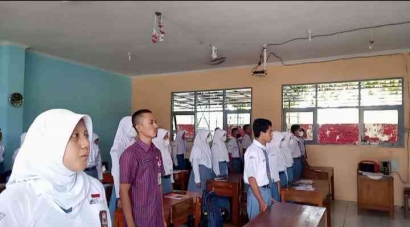 Membangun Karakter Siswa Dengan Menyanyikan Lagu Indonesia Raya di Kelas